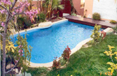 Faro, 2003 - Piscina com cobertura, aquecimento, natação contra-corrente e hidromassagem integrada em envolvente vegetal do jardim para maior privacidade